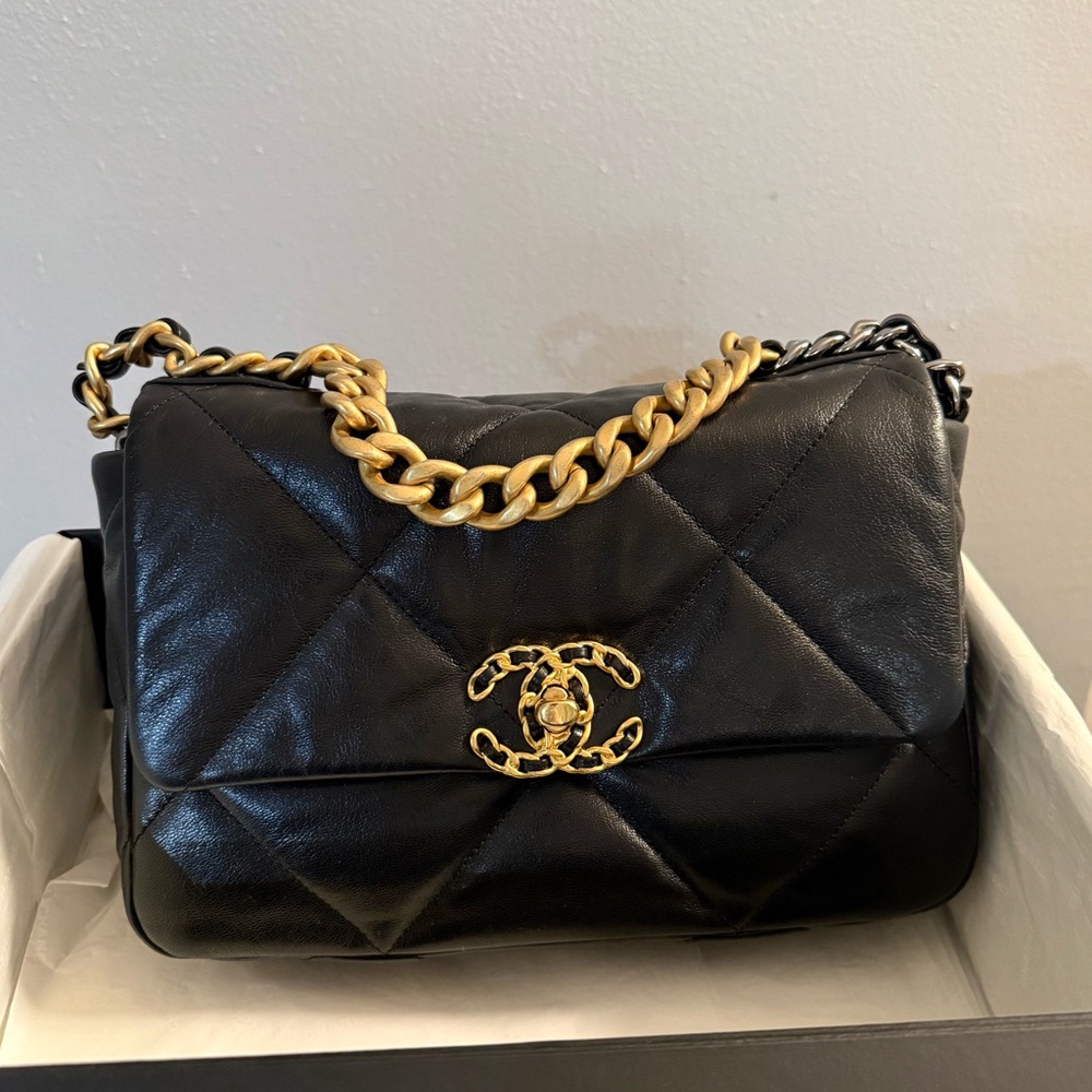 CHANEL Lambskin Quilted Medium Chanel 19 Flap Black